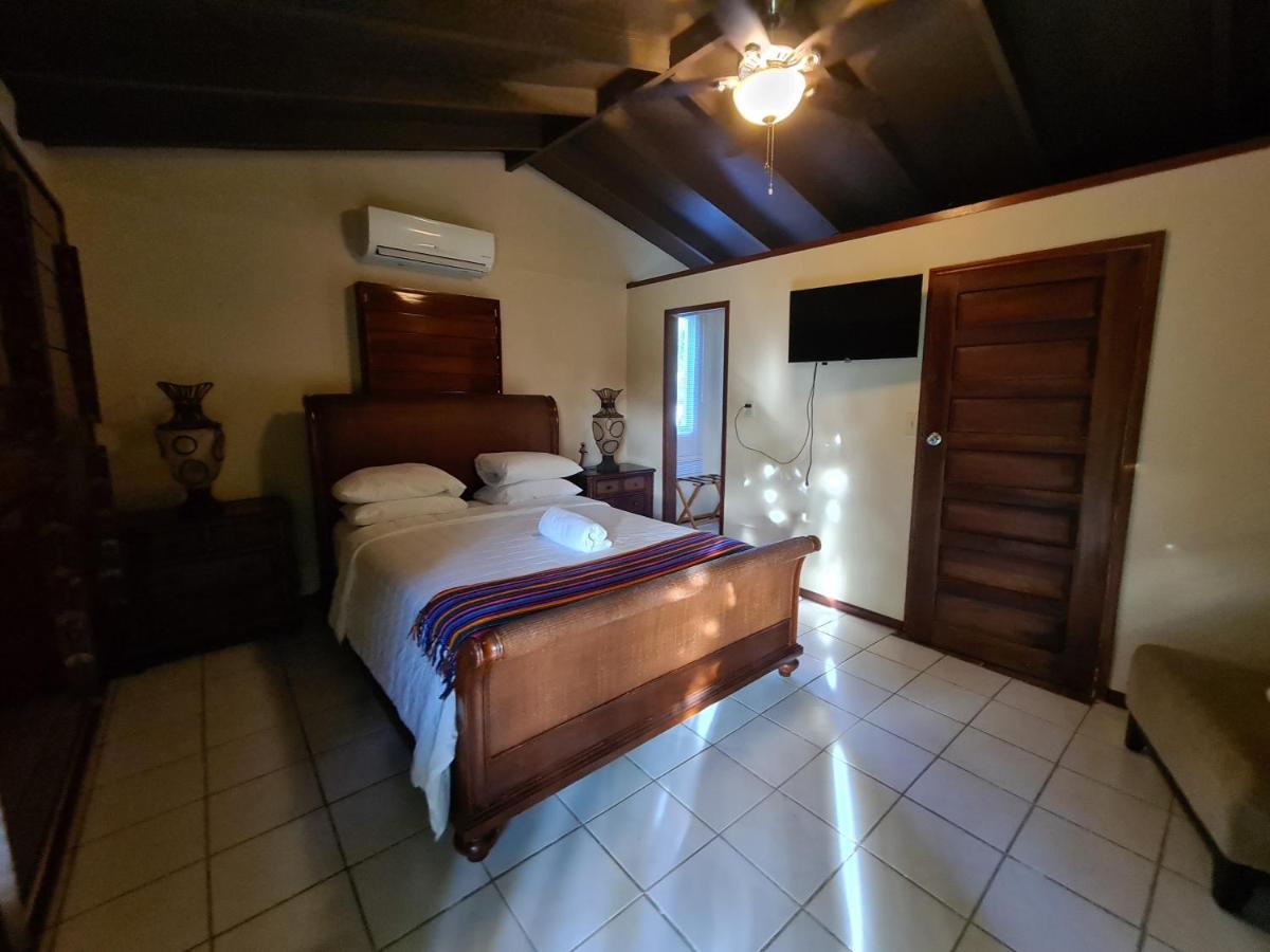 Yocamatsu Bed & Breakfast Caye Caulker Bagian luar foto